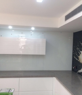 חיפוי זכוכית למטבח