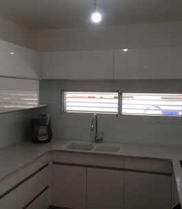 חיפוי זכוכית למטבח לבנה