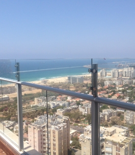 מעקות זכוכית_24